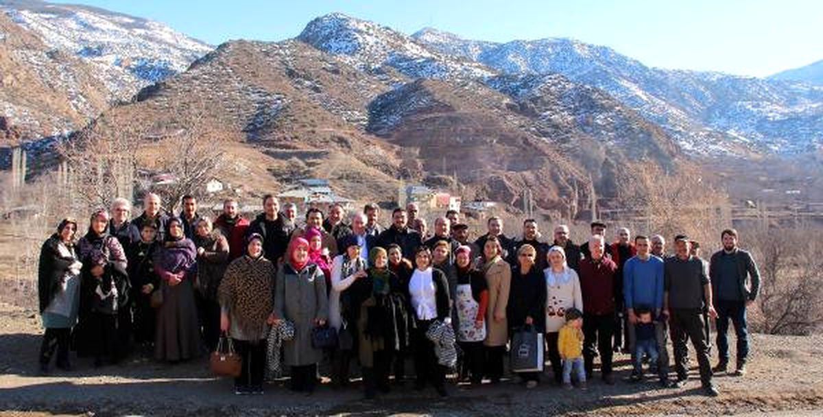 Gurbetçi İşadamı, Dostlarını Köyünde Ağırladı