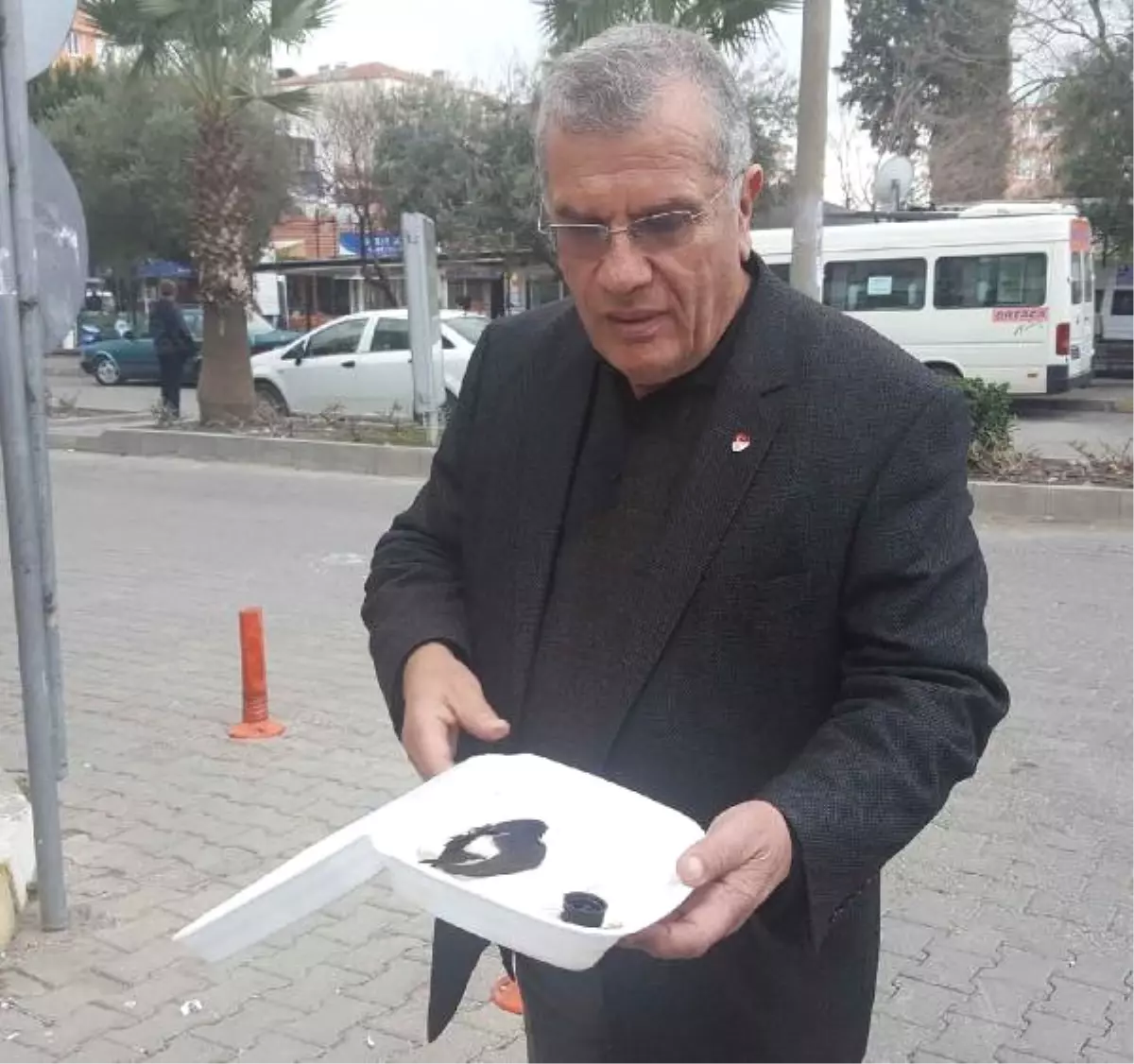 Kanadı Kırık Kırlangıcı Veterinere Götürüp Tedavi Ettirdi