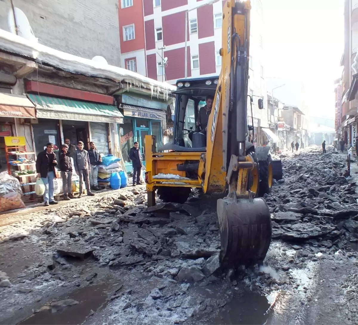 Malazgirt Belediyesi Sokaklardaki Buzları Temizliyor