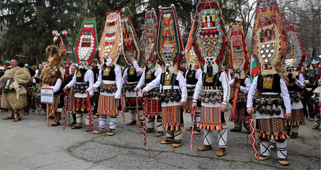 Kıştan Kalan Kötü Ruhları Kovalamak İçin Maskelerle Parkta Buluştular