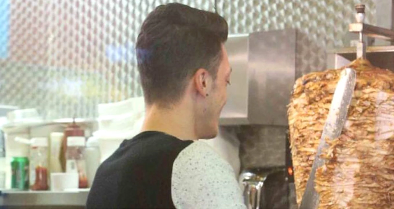 Mesut Özil, Londra\'da Türk Restoranında Döner Kesti, Mutluluktan Uçtu