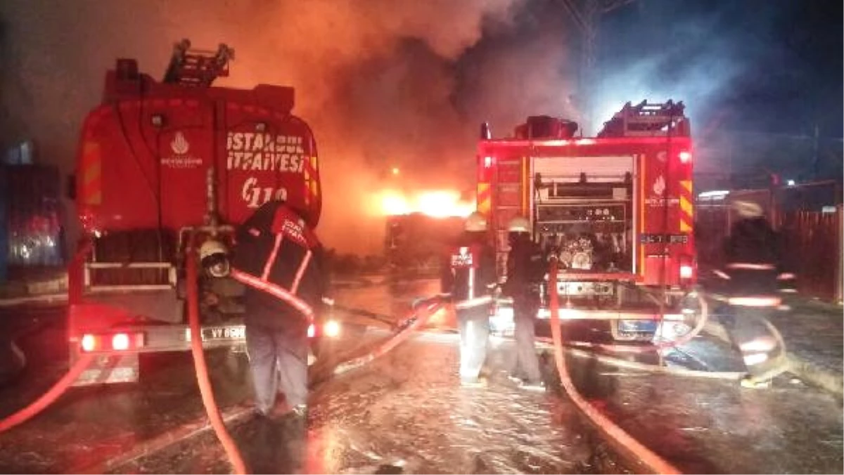 Sultangazi Ambalaj Atığı Aktarma Tesileri\'nde Yangın Çıktı (2)