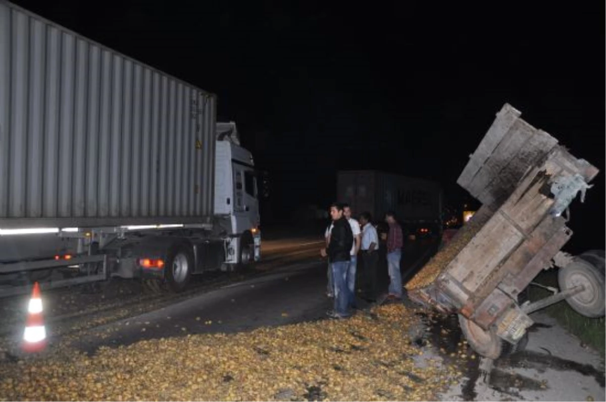 Patates Yüklü Traktöre Minibüs Çarptı: 4 Yaralı