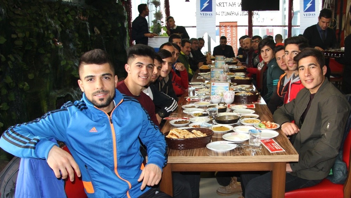 Vedaş\'tan Hentbol Takımı Oyuncularına Moral Kahvaltısı