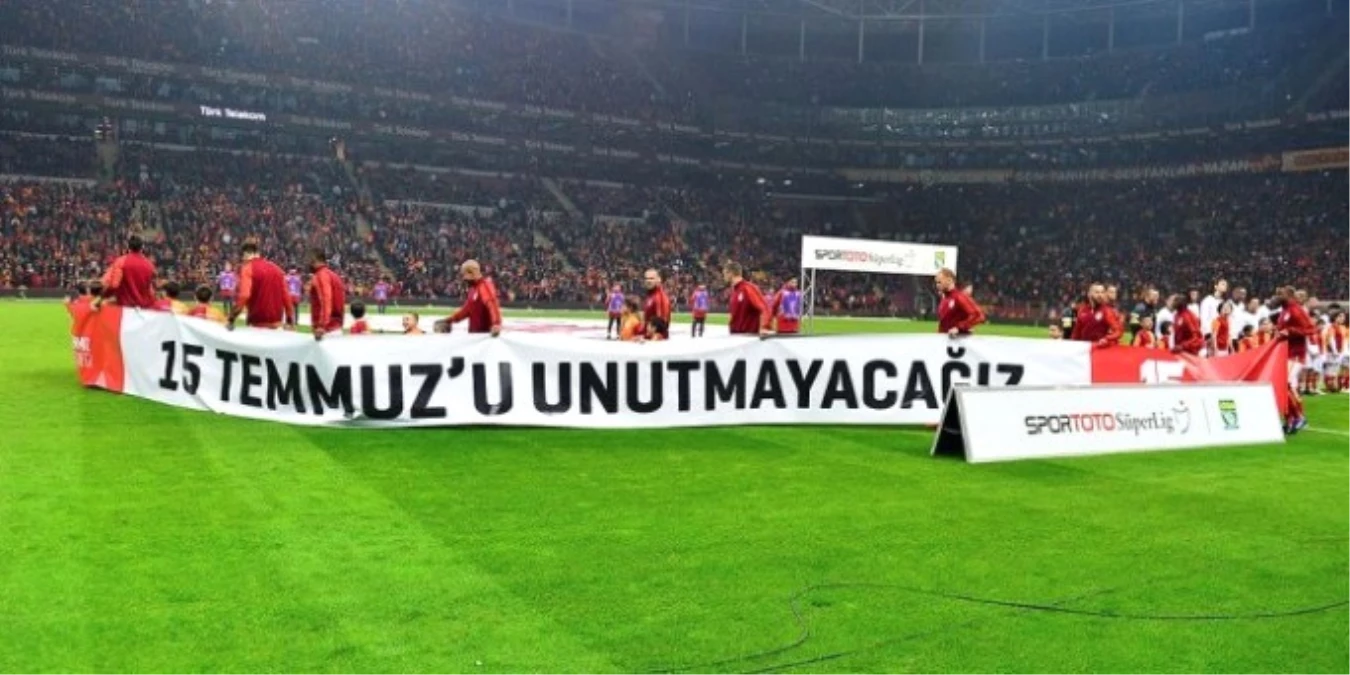 Galatasaray ve Beşiktaş Derbiye 15 Temmuz Şehitlerinin Çocuklarıyla Çıktı