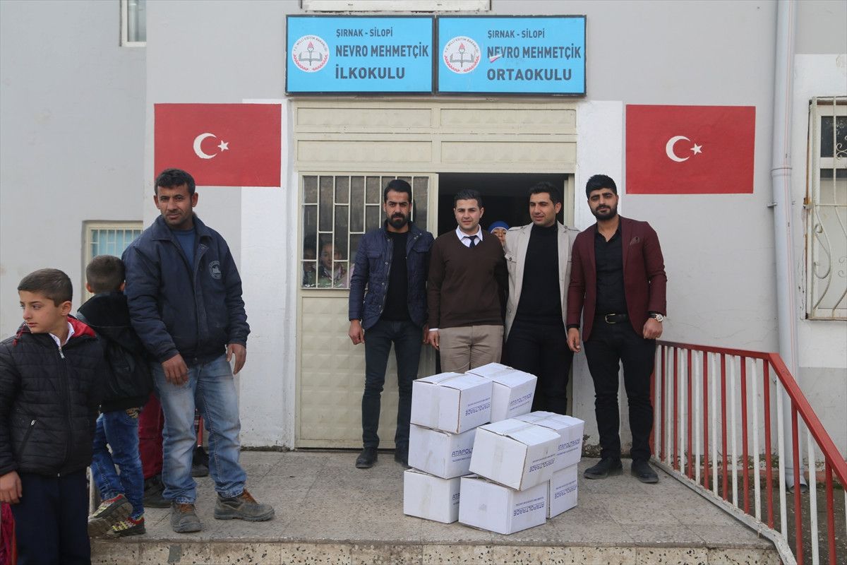 AK Parti\'den Öğrencilere Giyim Yardımı