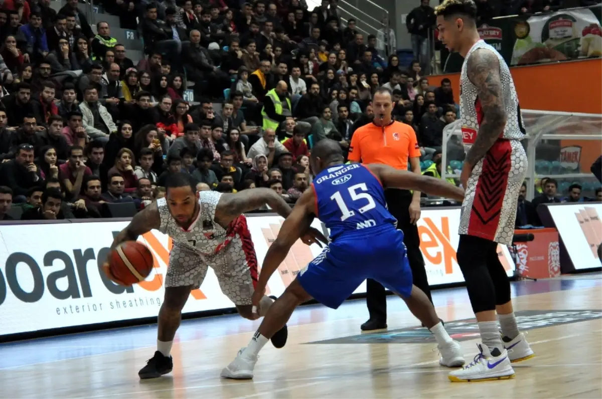 Anadolu Efes Deplasmandan Puanla Döndü