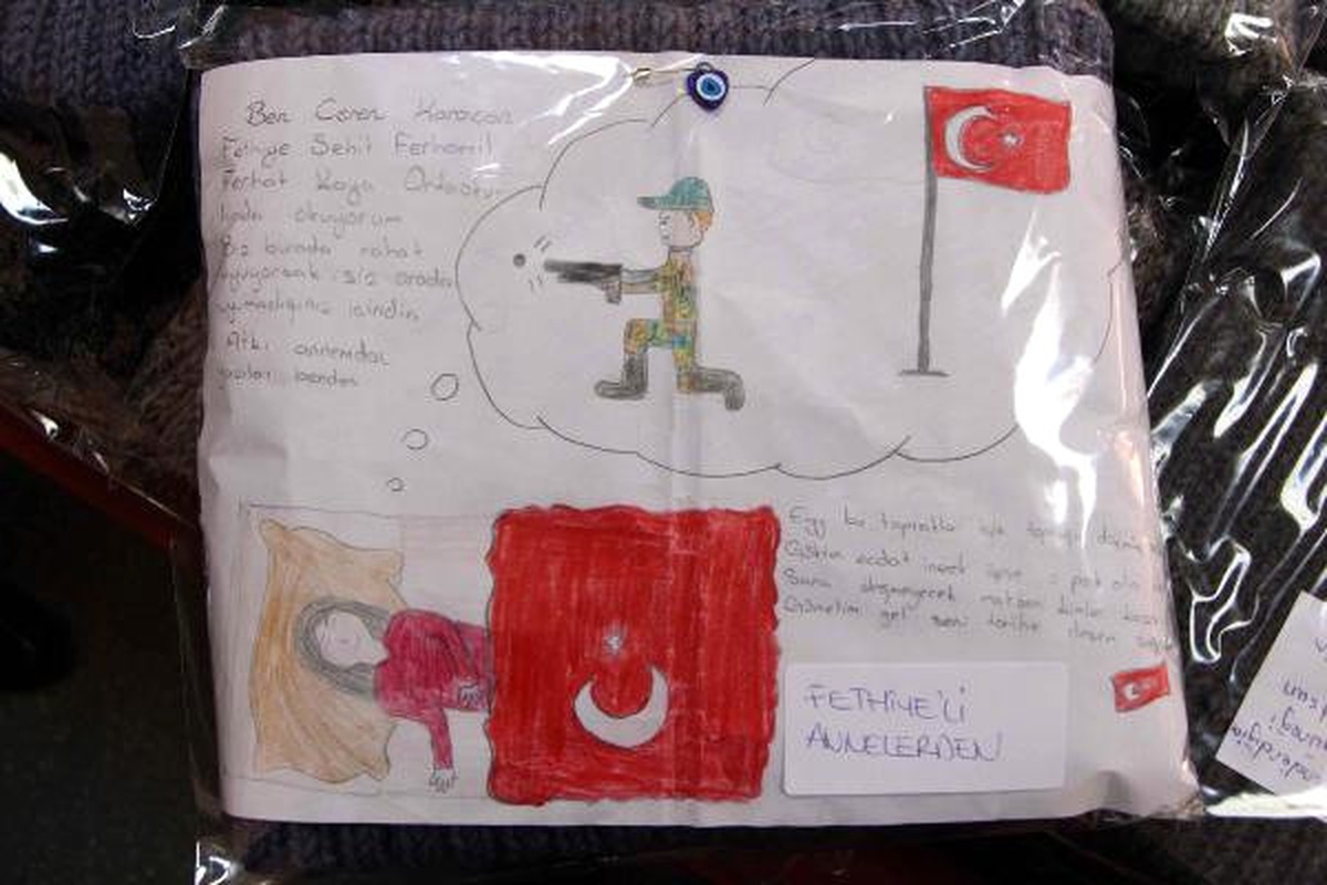 Anne Duasıyla Örülen Atkılar Hakkari\'deki Askerlere Yollandı