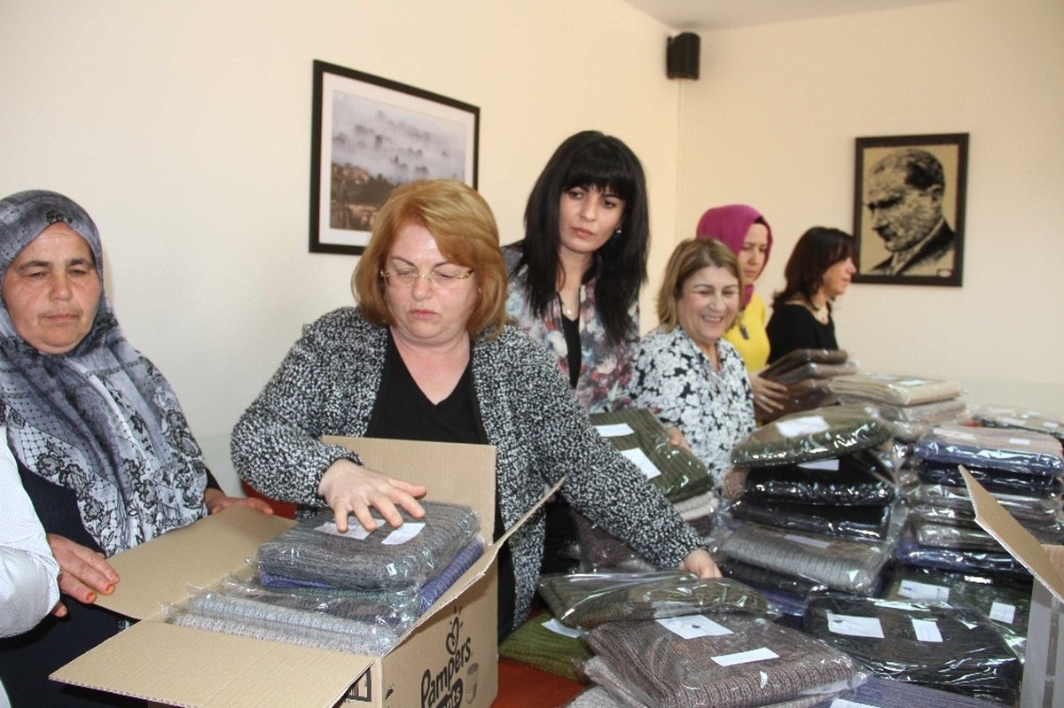 Anne Duasıyla Örülen Atkılar Hakkari\'deki Askerlere Yollandı