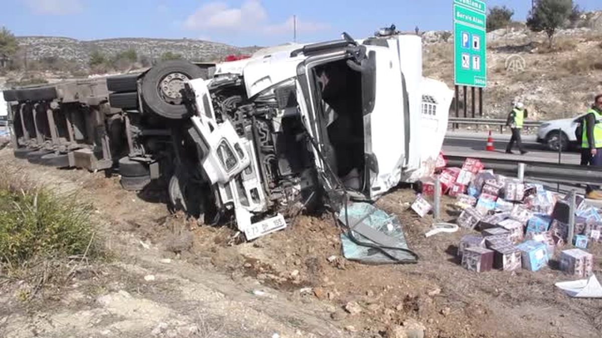 Bariyere Çarpan Tırın Sürücüsü Öldü