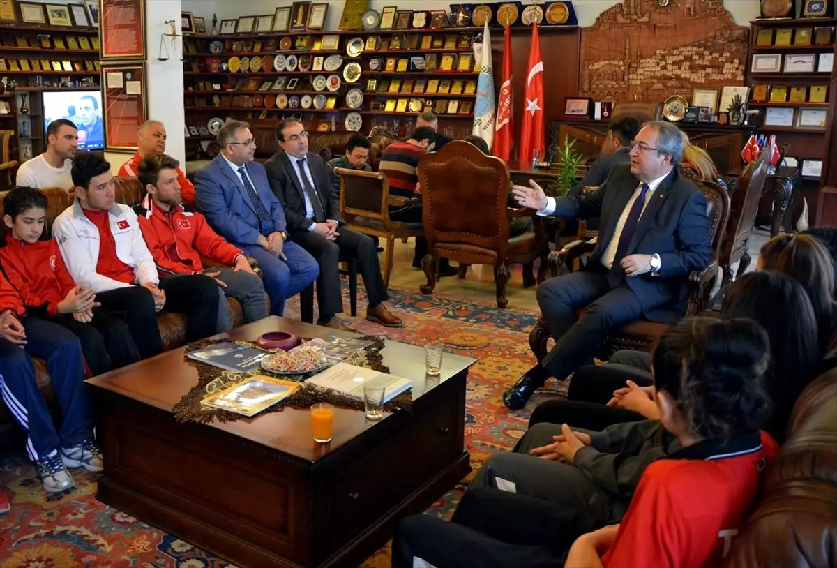Başarılı Sporcular Başkan Ünver ile Görüştü