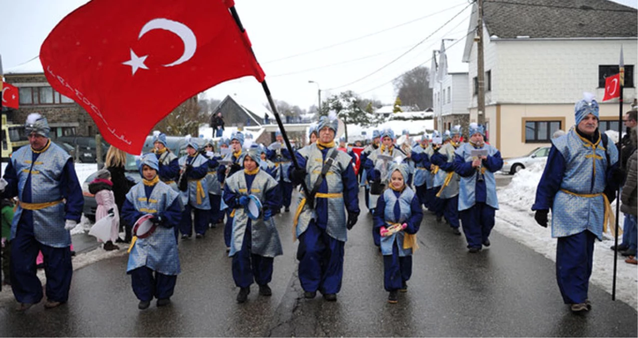 Belçika\'nın "Türk Köyü"nde Karnaval Coşkusu