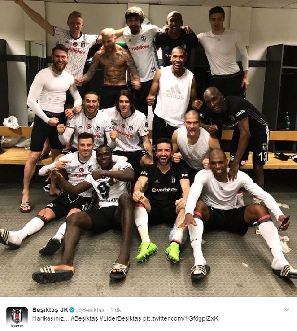 Beşiktaşlı Futbolculardan Zafer Pozu