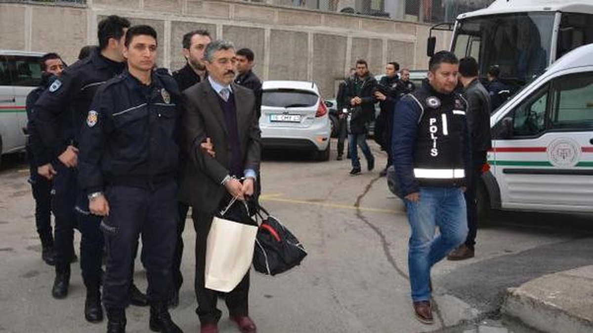 Bursa\'da Fetö Şüphelisi 8 Akademisyen Adliyede (2)