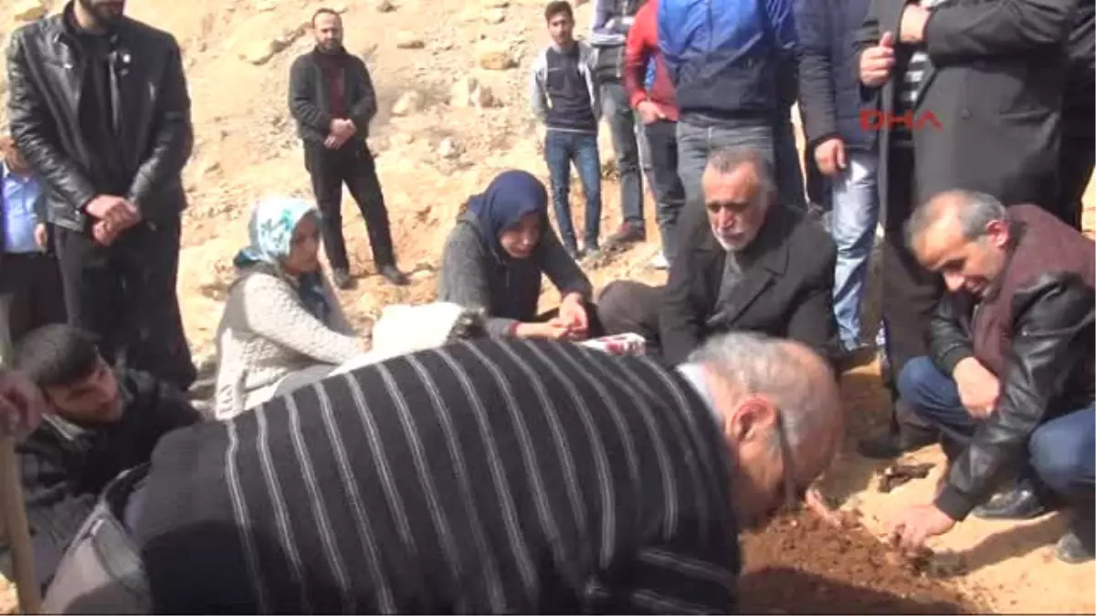 Cenazesi Gözyaşlarıyla Arasında Toprağa Verildi