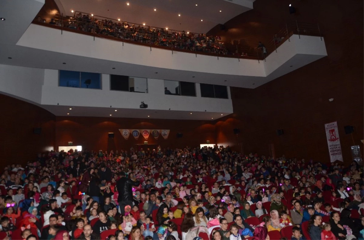 Çocuklar Kültür ve Kongre Merkezini Tıklım Tıklım Doldurdu