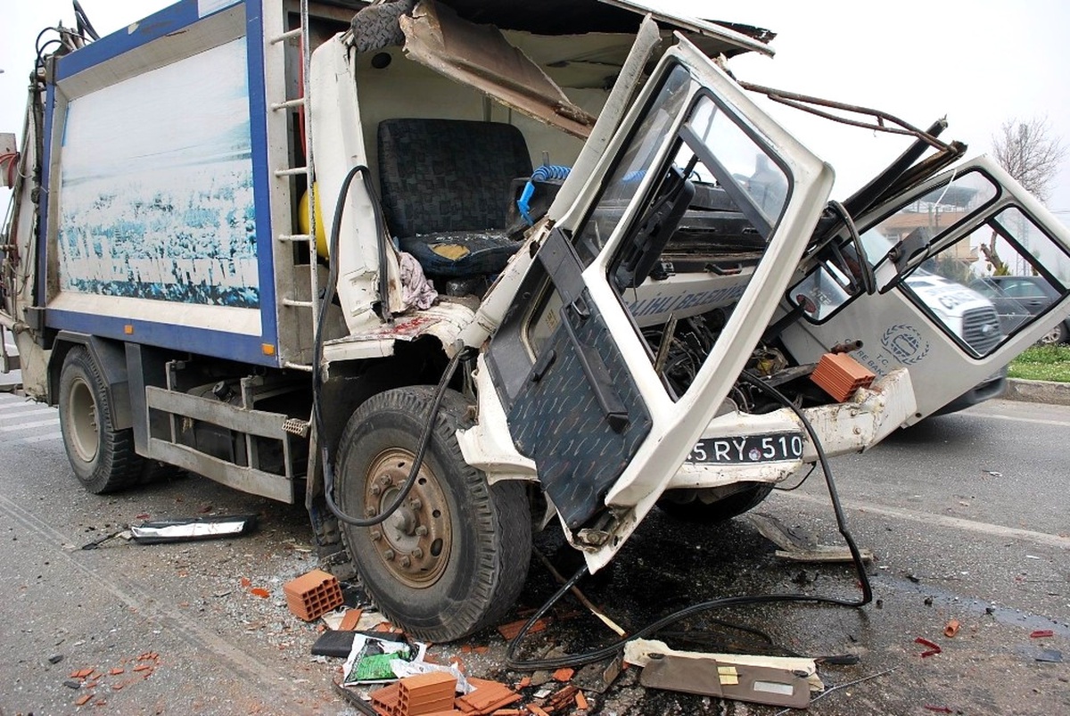Çöp Kamyonu ile Tuğla Yüklü Kamyon Çarpıştı: 3 Yaralı