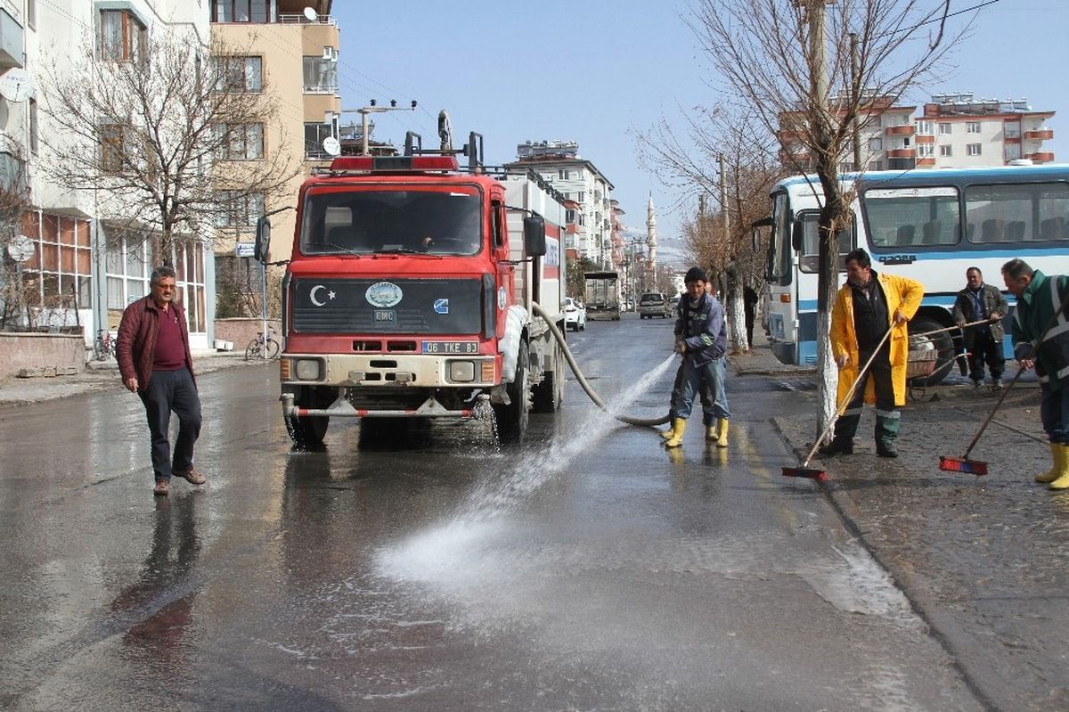 Develi\'de Cadde ve Yolların Temizlenmesi Tüm Hızıyla Devam Ediyor