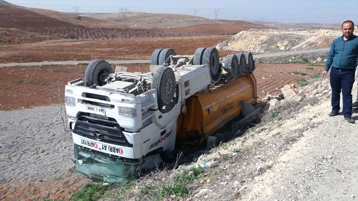 Devrilen Tırın Sürücüsü Yaralandı
