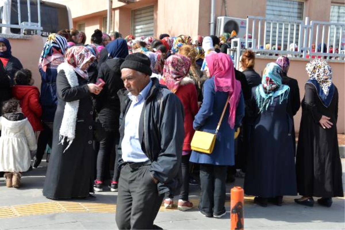 Diyarbakır\'da 6 Aylık İş İçin Uzun Kuyruklar Oluştu
