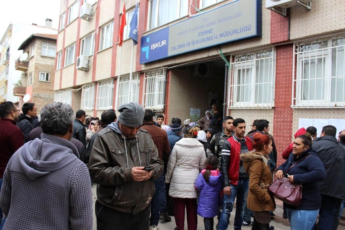 Edirne\'de İşkur Önünde Uzun Kuyruk Oluştu