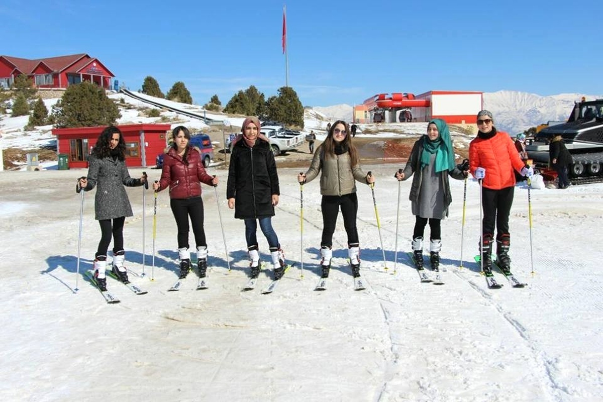 Erzincan\'da Kyk\'lı Kızlar Kayak Öğreniyor