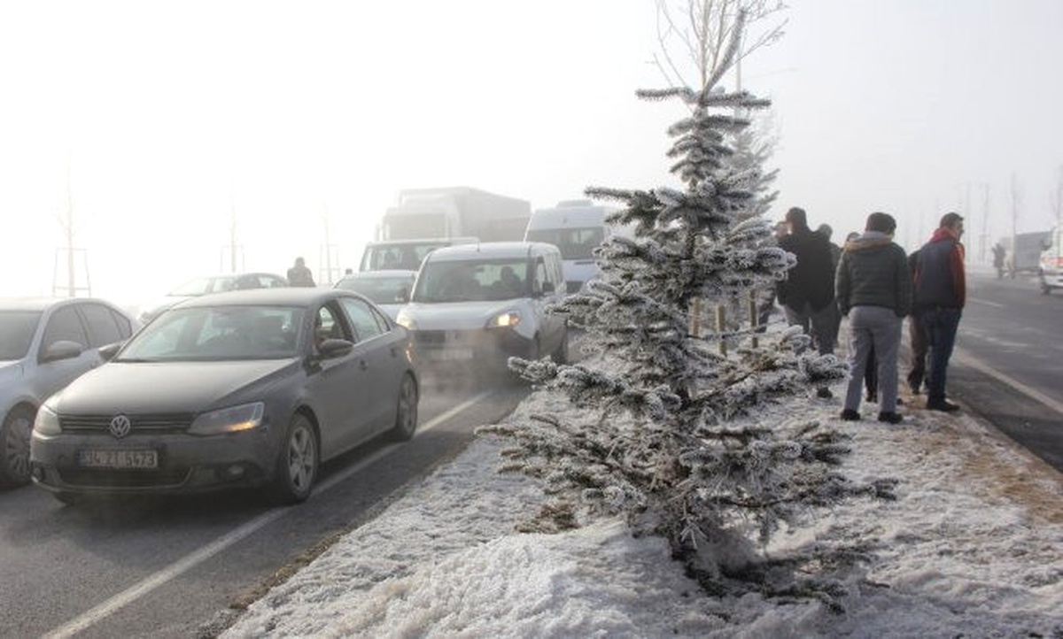 Erzurum\'da Zincirleme Trafik Kazası: 5 Yaralı
