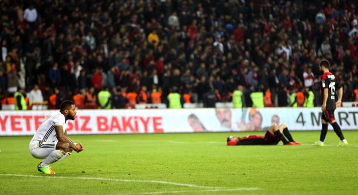 Fenerbahçe\'de Kriz Derinleşiyor