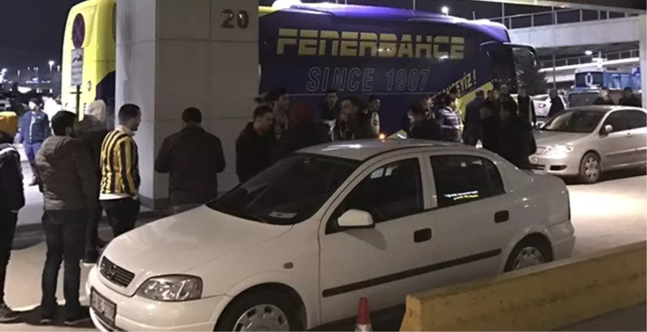 Fenerbahçeli Taraftarlardan Oyunculara Tepkili Karşılama