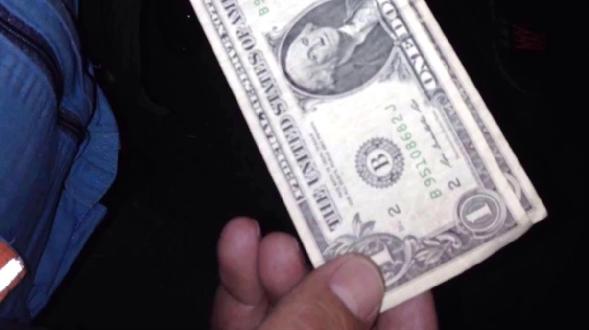 Fetö\'den Aranan Şahsın Üzerinden İskambil Kağıdı ve Dolar Ele Geçirildi