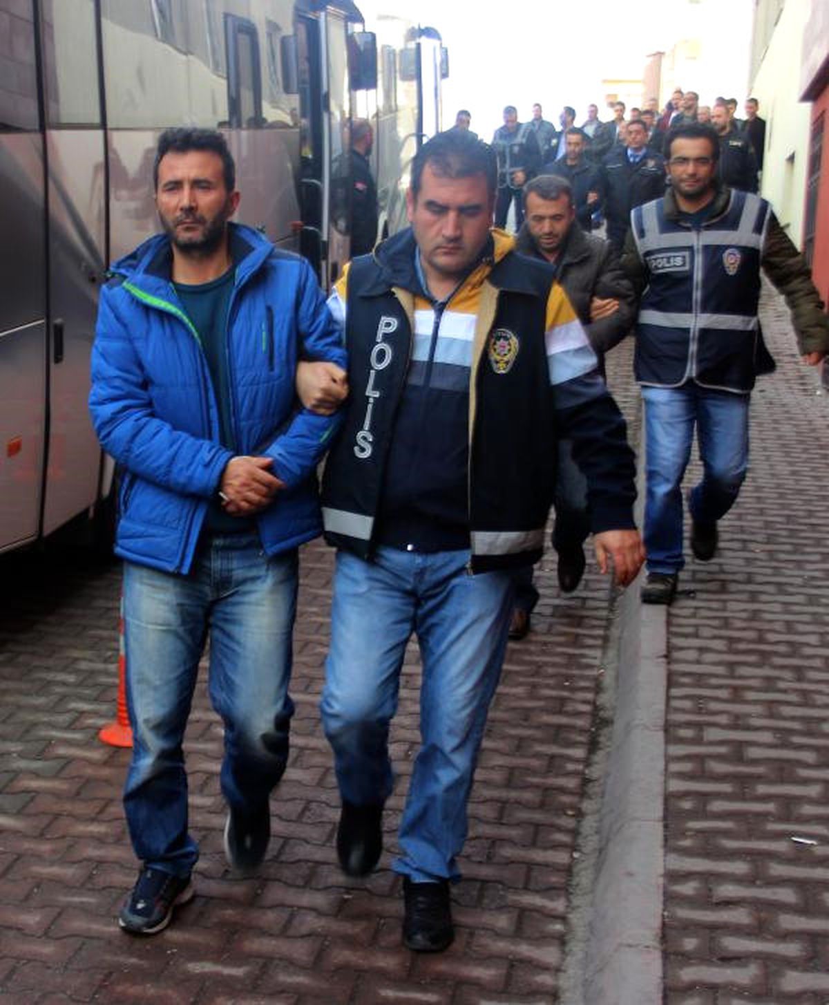 Fetö\'den Gözaltına Alınan 20 Polis, Adliyeye Gönderildi