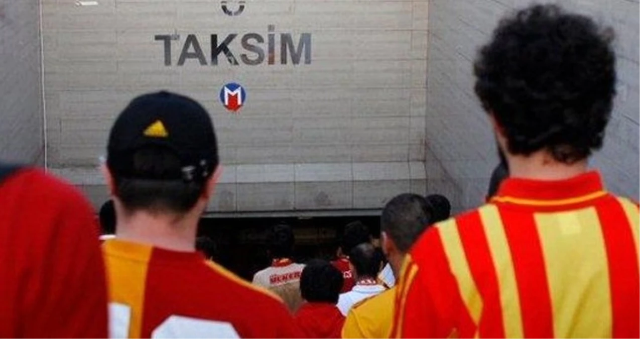 Galatasaraylı Taraftarlar Meşale Yaktığı İçin Metro Seferleri Durdu