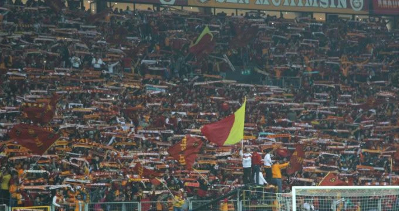 Galatasaraylı Taraftarlar, \'Yönetim İstifa\' Sesleriyle Arena\'yı İnletti