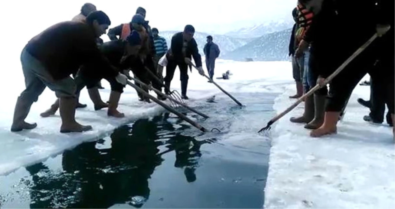Göl Yüzeyindeki Buzu Kesen Vatandaşlar, Adadan Karaya Kanal Açtılar