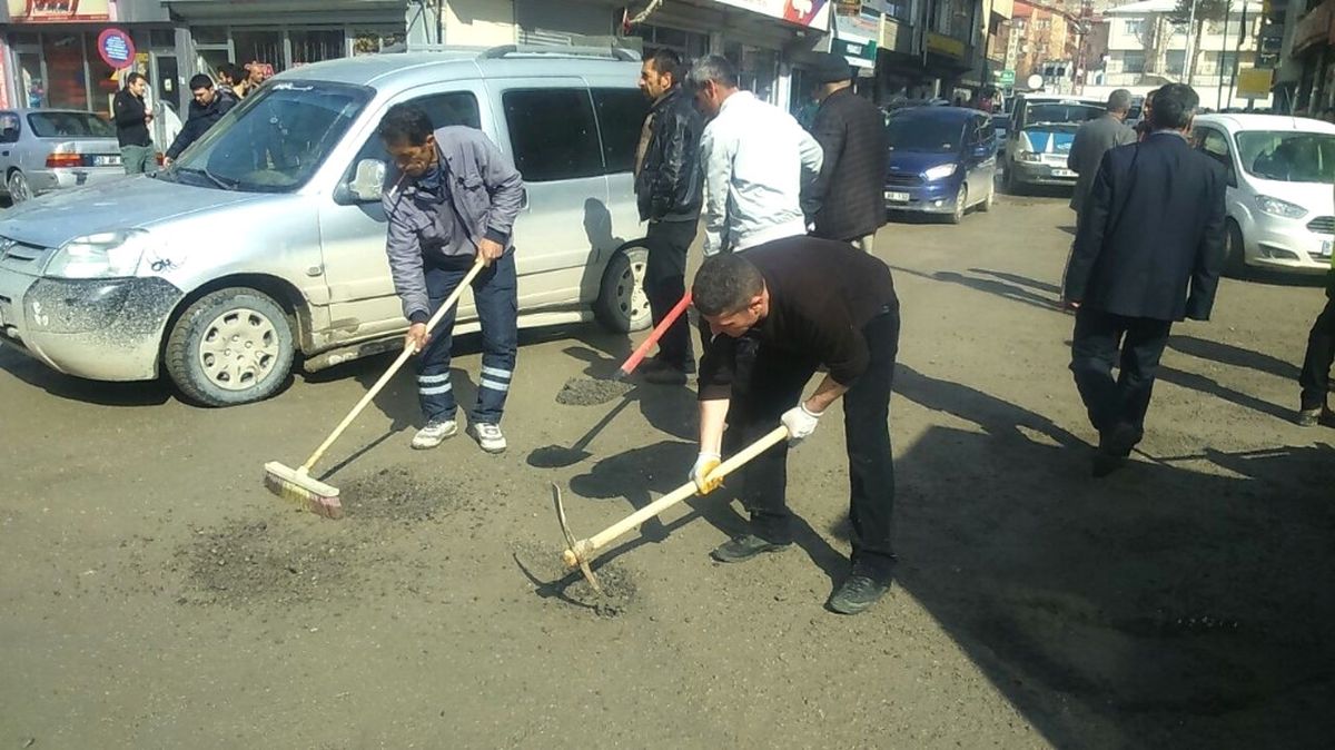 Hakkari\'de Bozulan Yollar Onarılıyor
