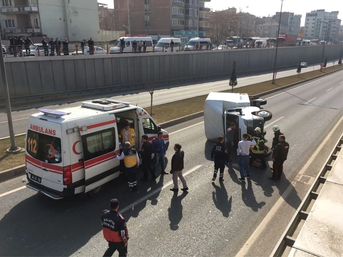 Hızlı Olduğu İddia Edilen Pikap, Alt Geçit Girişinde Yan Yattı: 3 Yaralı