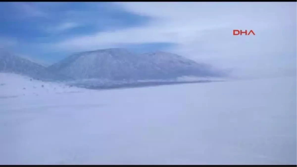 Isparta Göl Yüzeyindeki Buzu Keserek Adadan Karaya Kanal Açtılar