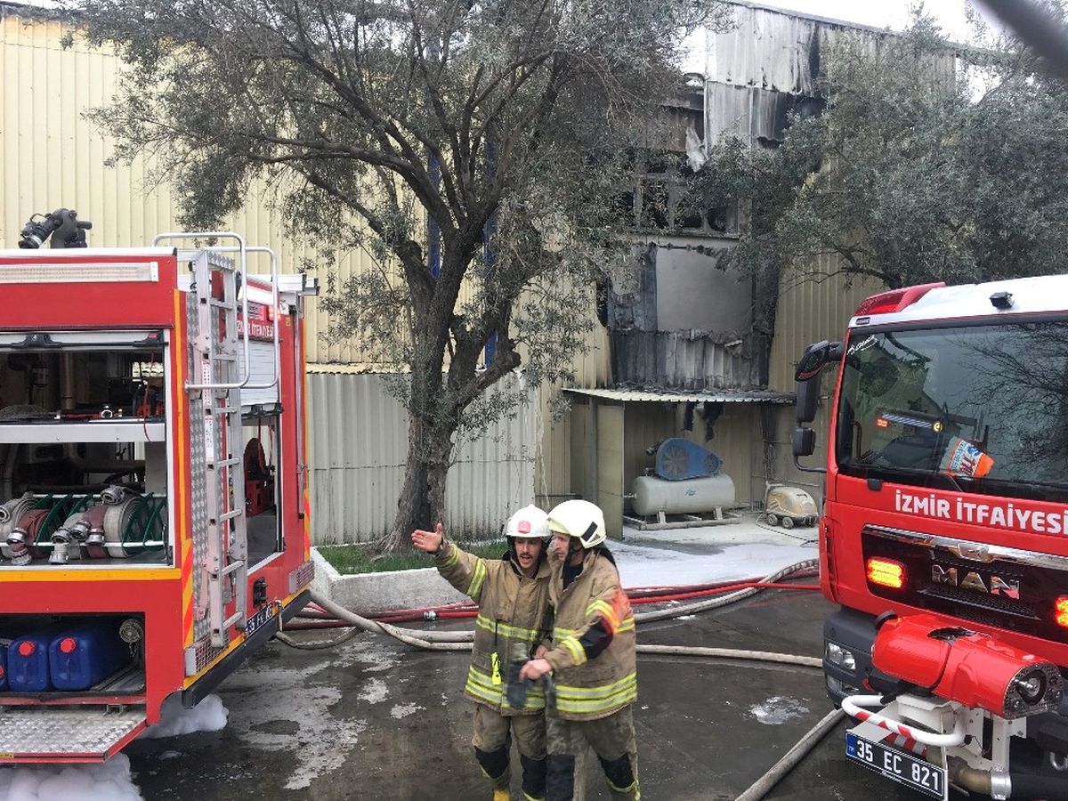 İzmir\'de Polyester Fabrikasında Yangın Paniği