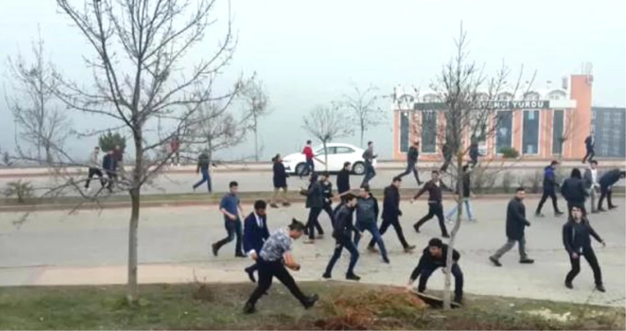 Kocaeli Üniversitesi\'nde Öğrenciler Birbirine Girdi: 47 Gözaltı
