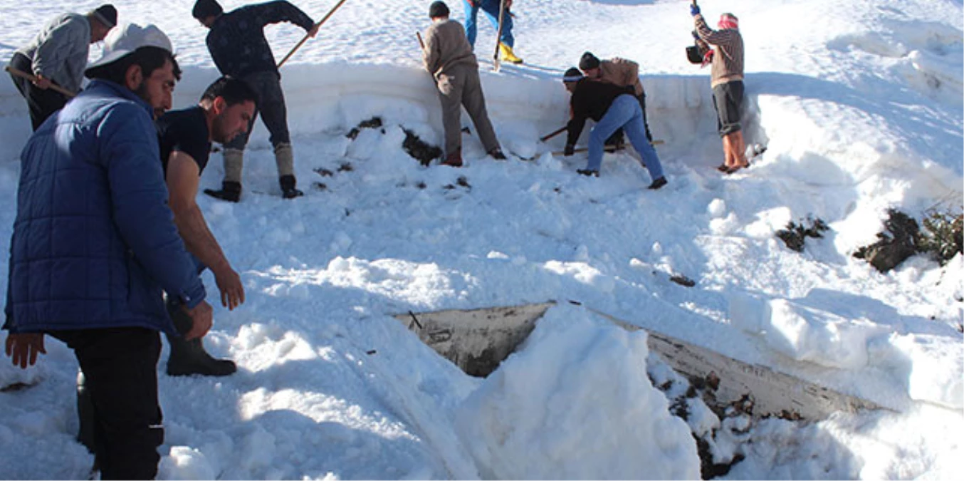 Konya\'da Geleneksel "Kar Basma" Etkinliği