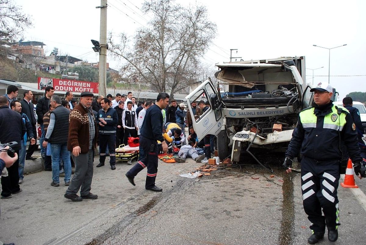 Manisa\'da Çöp Kamyonu ile Tuğla Yüklü Kamyon Çarpıştı: 3 Yaralı