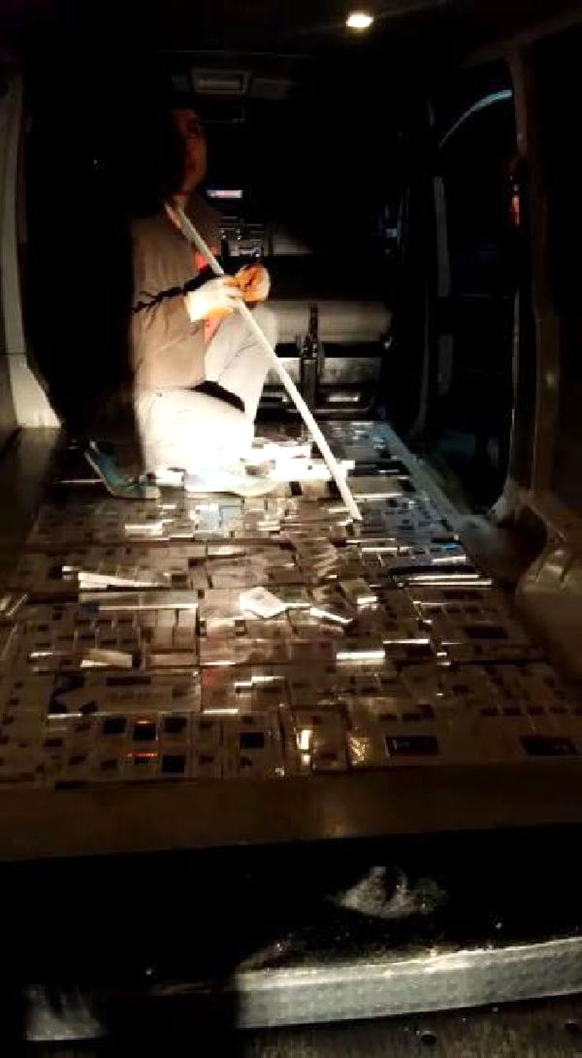 Minibüste 5 Bin Paket Kaçak Sigara