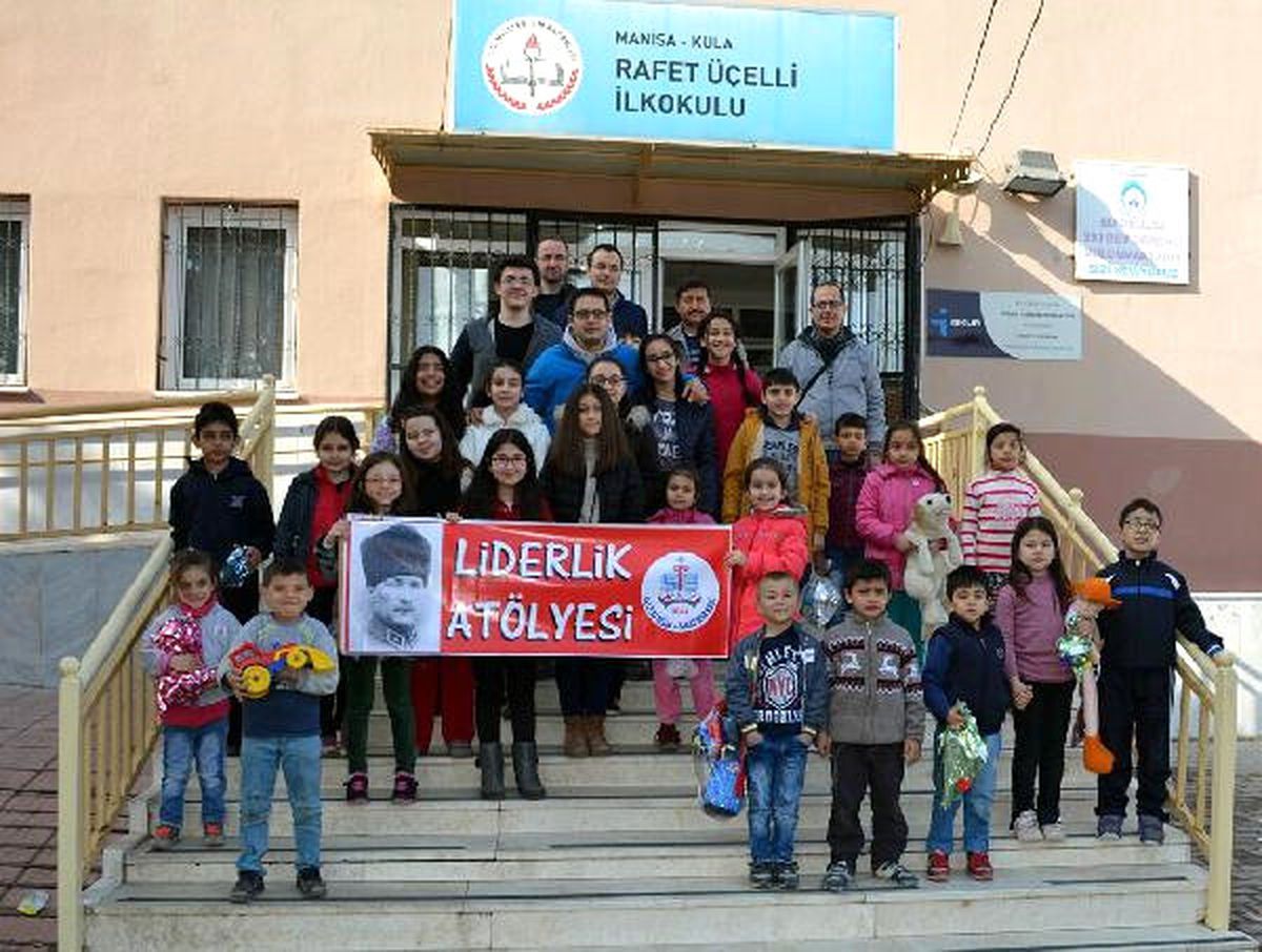 Minikler Oyuncaklarını Paylaştı