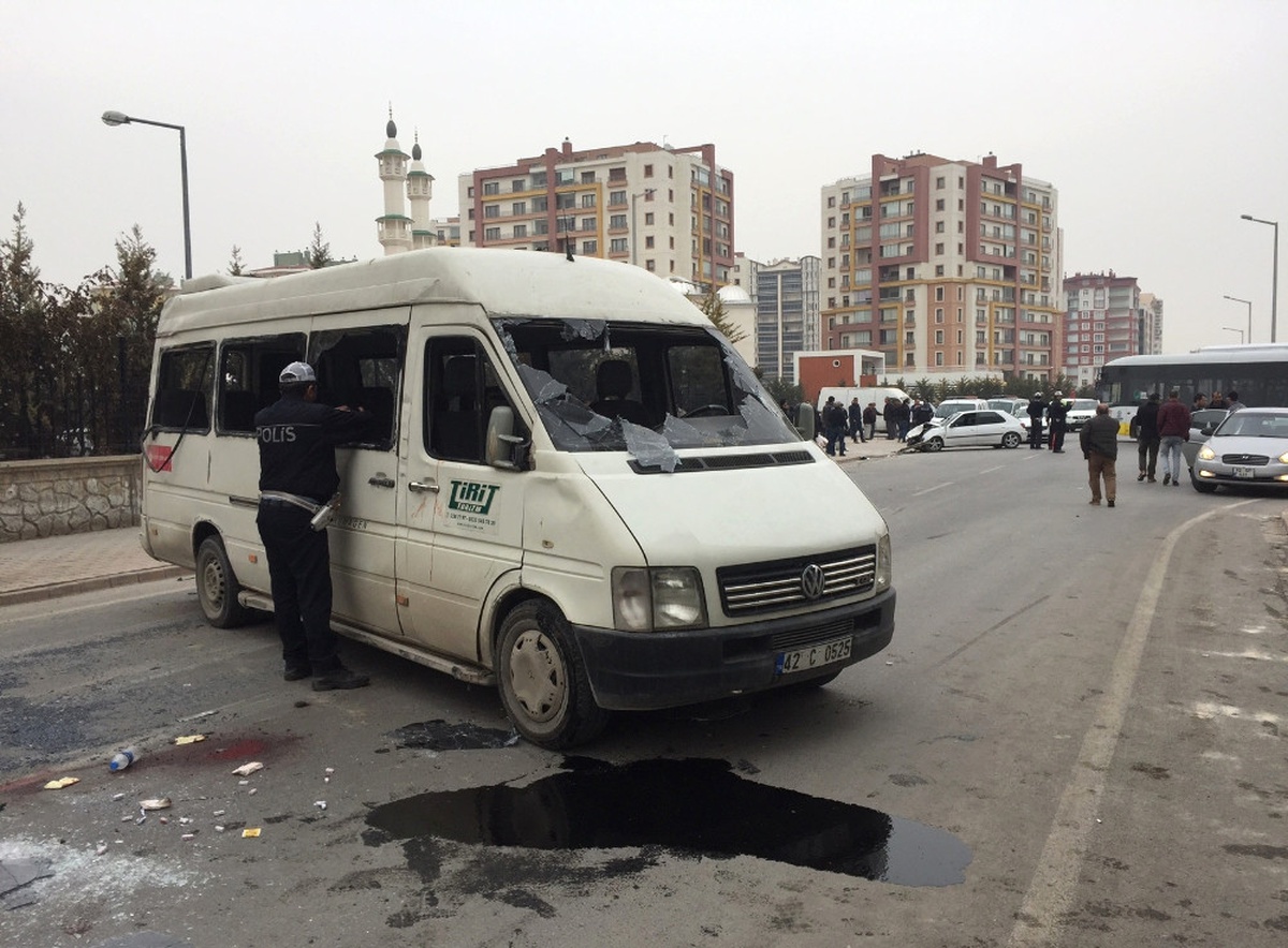Otomobil Ile Öğrenci Servisi Çarpıştı: 15 Yaralı