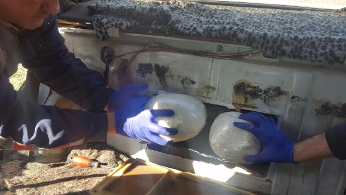 Otomobilin Yatık Deposundaki Esrara 2 Gözaltı