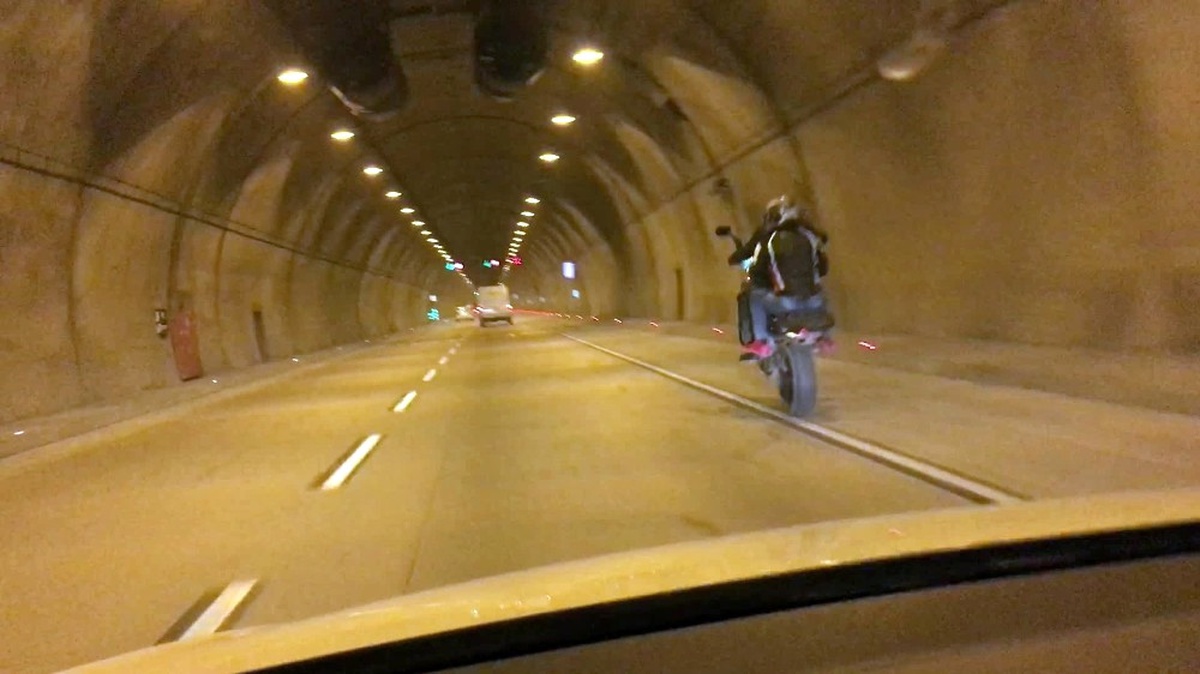 Bunlar da Motosikletli Magandalar