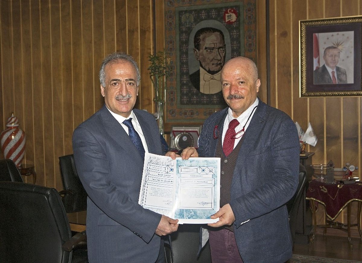 Rektör Çomaklı Eyof Sokağı Mimarlarına Başarı Belgelerini Verdi