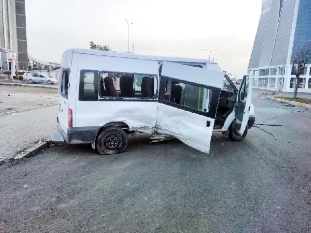 Şanlıurfa\'da, Minibüs ile Otomobil Çarpıştı: 1 Ölü, 3 Yaralı