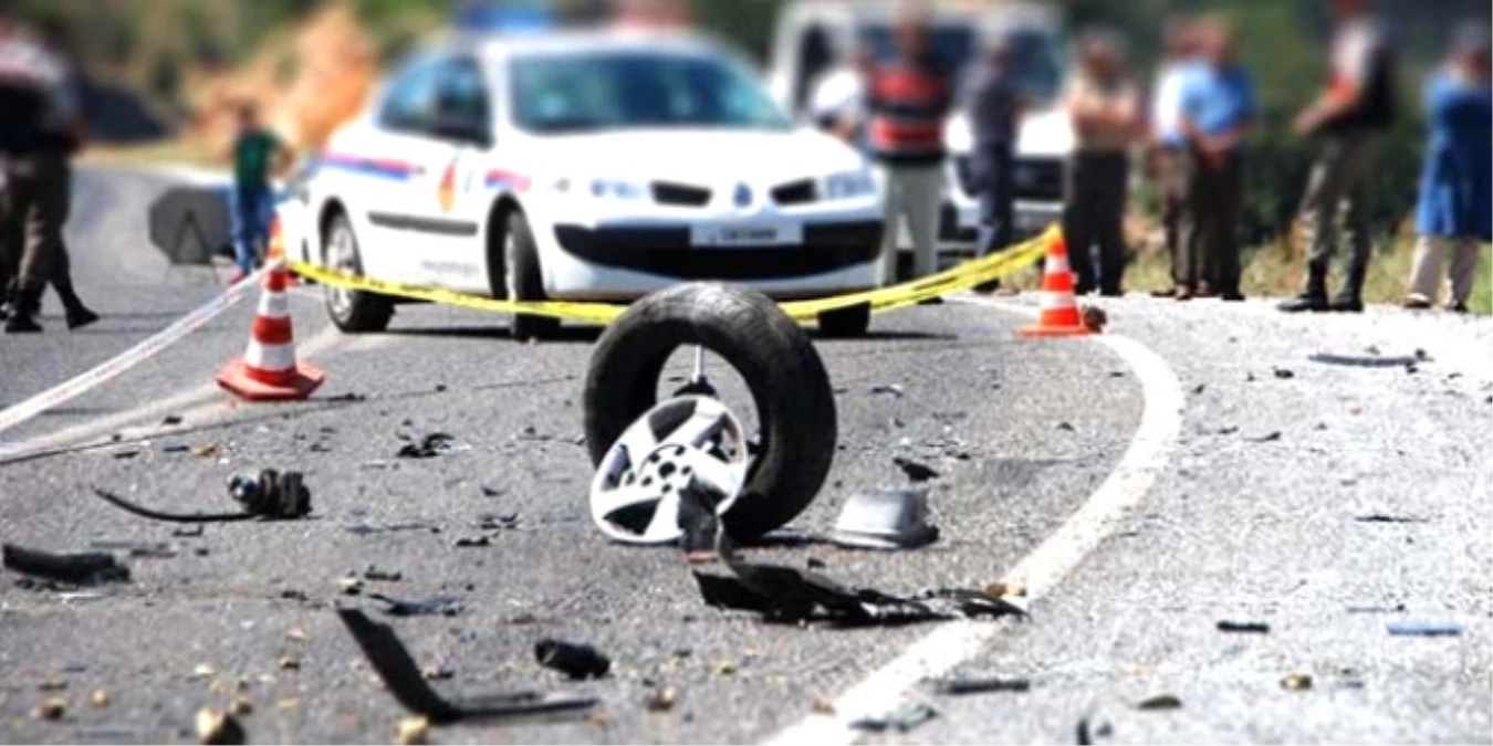 Şanlıurfa\'da, Minibüs ile Otomobil Çarpıştı: 1 Ölü, 3 Yaralı