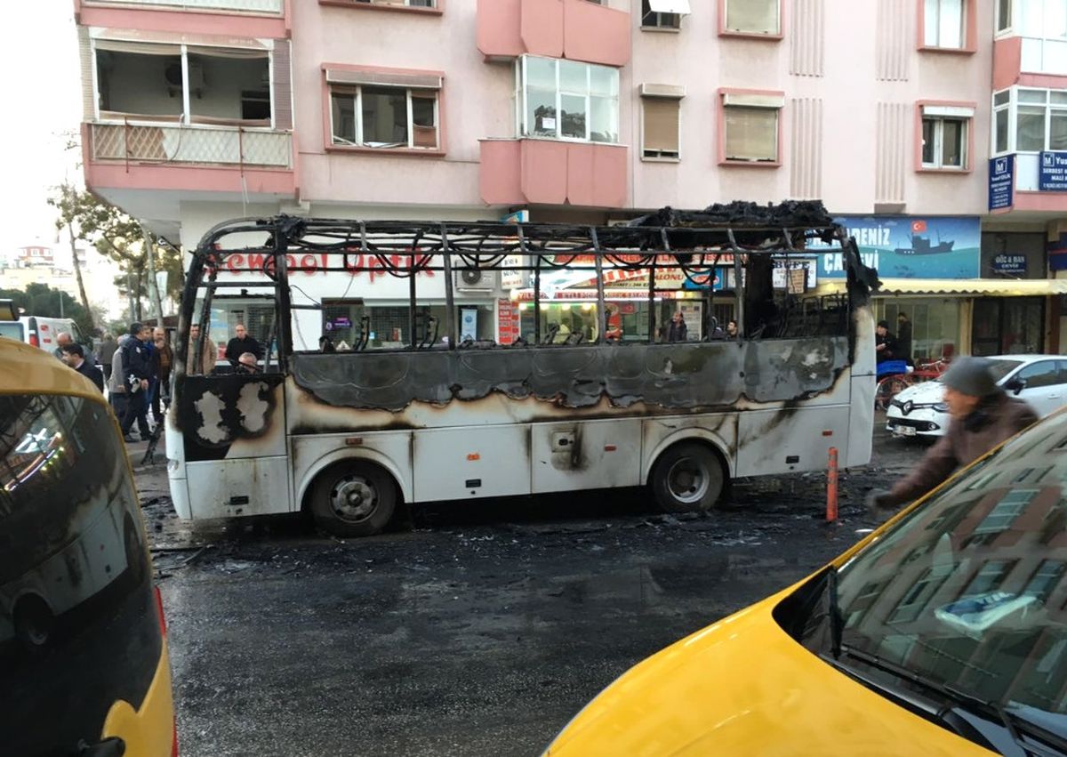 Servis Midibüsü Yandı, İşçiler Ölümden Döndü